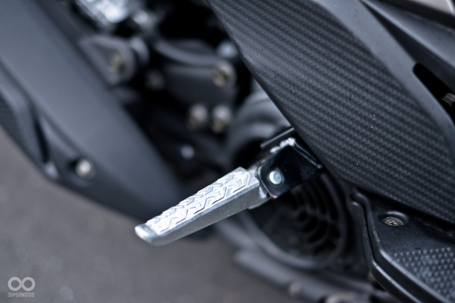 Racing S全車相當精緻,唯獨飛炫踏板的處理上有些粗糙,估計是為了設定給純運動需求的車主可自行拆式而生(類似大型重機的概念)