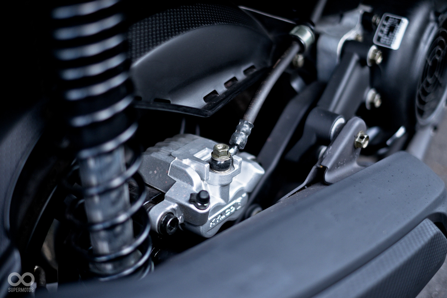 前後雙碟設計,搭配單向雙活塞卡鉗,制動性能在水準之上