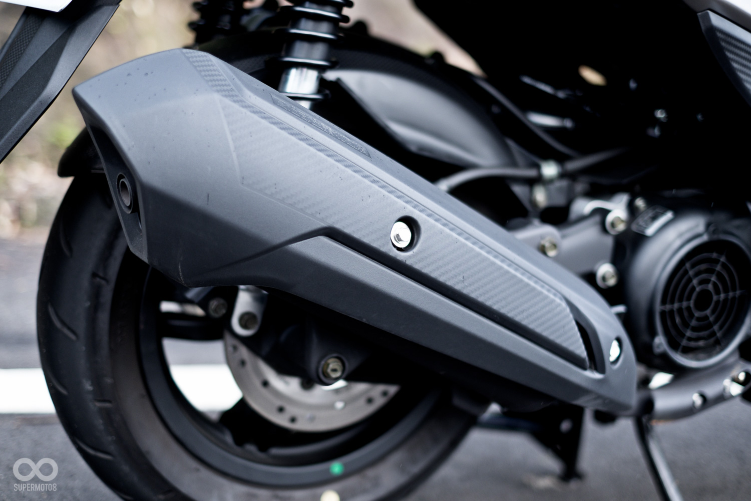 排氣管防燙蓋使用全包覆式設計,表面施以咬花提升層次感