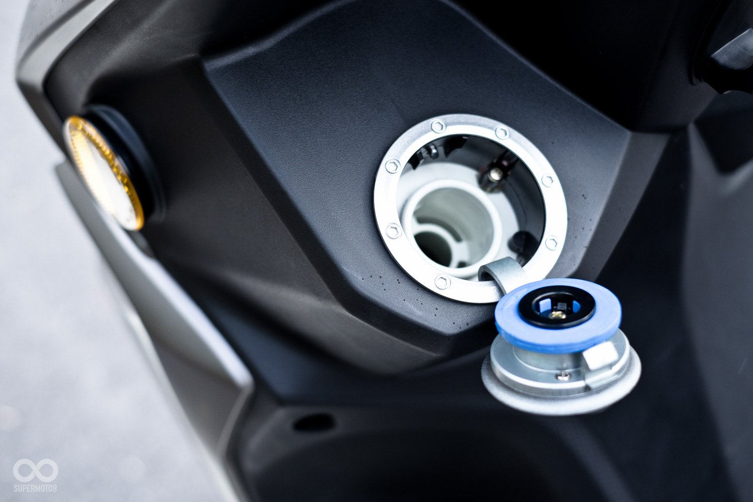 自動彈出式的加油孔