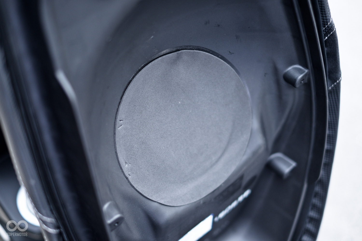 座墊有自動開啟功能,頂部貼有泡棉保護安全帽免於碰傷