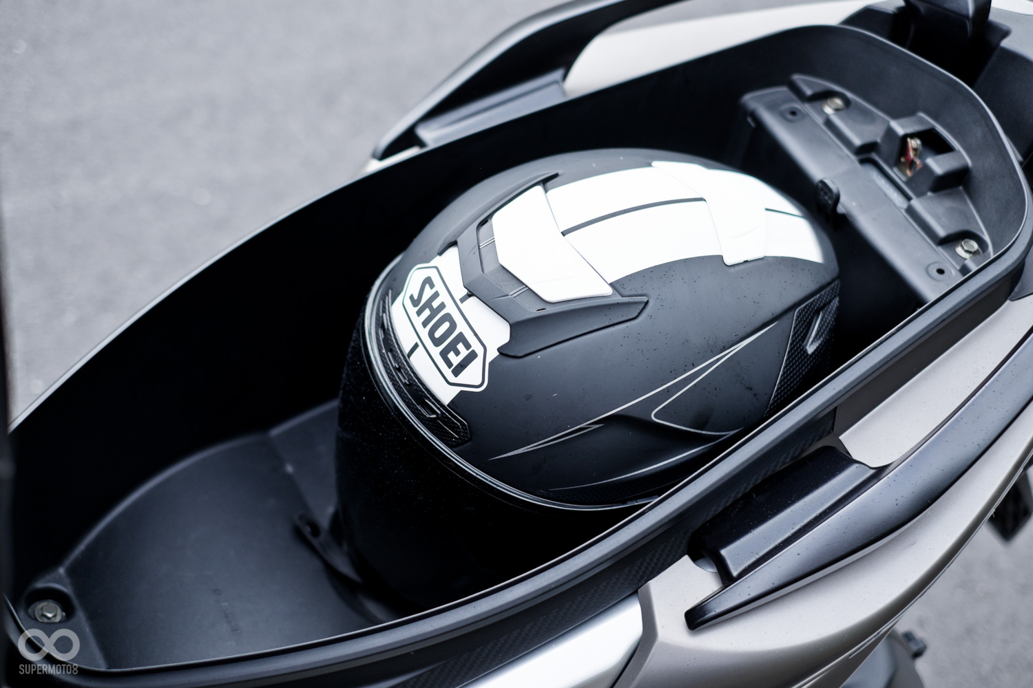 車廂底面平坦使用方便,空間不小,能輕鬆放入全罩安全帽及雨衣