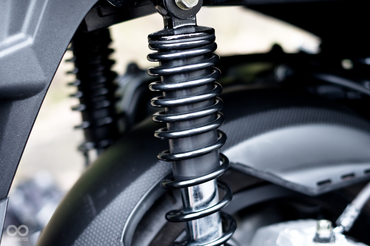 原廠搭載360mm五段可調雙槍避震器,表現相當稱職