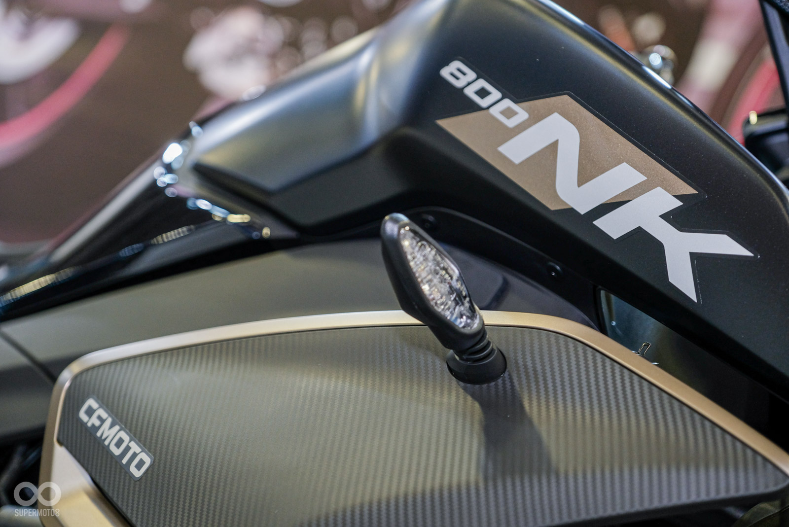 車身也使用多種材質堆疊出豐富的層次感