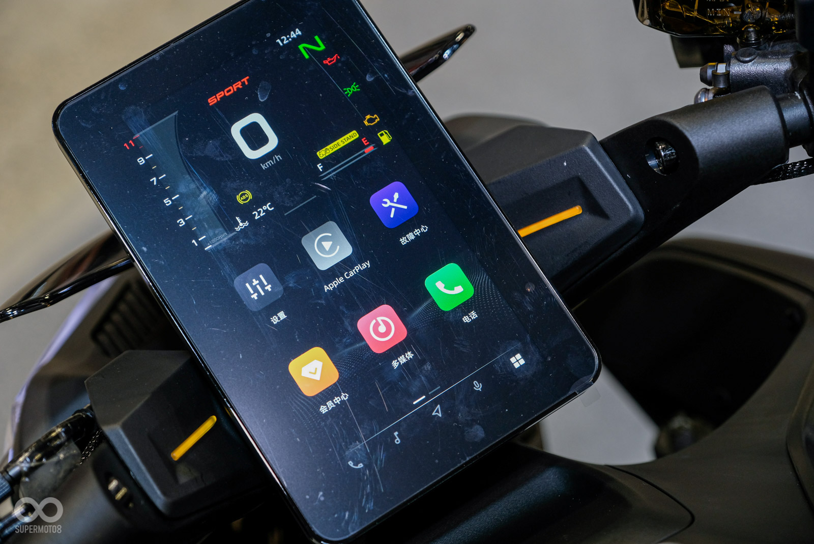 800NK上配備的超大8吋TFT儀表,還支援Apple CarPlay