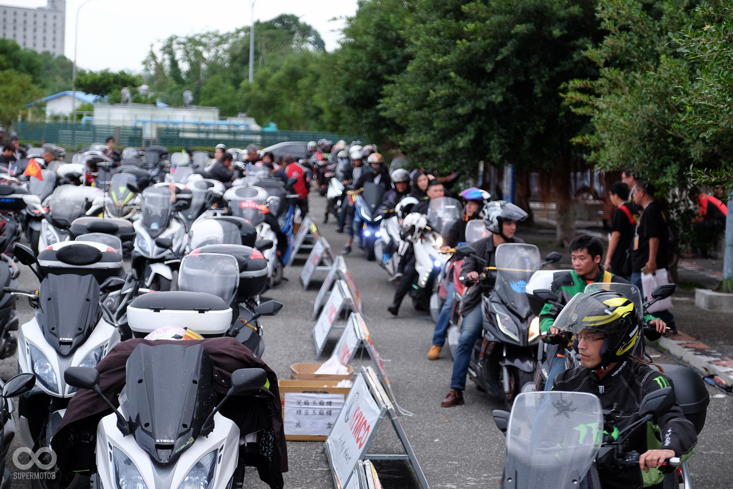 隨著報到時間將近，會場內的車也開始多了起來，甚至還有些小塞車