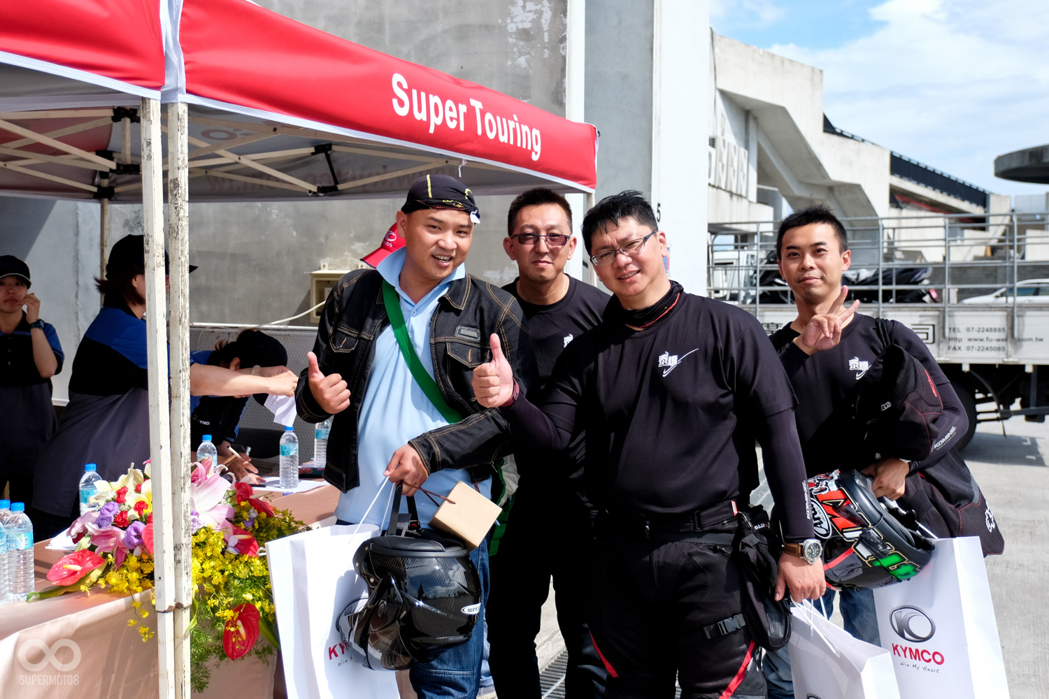 車主們到場後若想參加賽道體驗只要至櫃檯登記,便能參與賽道體驗