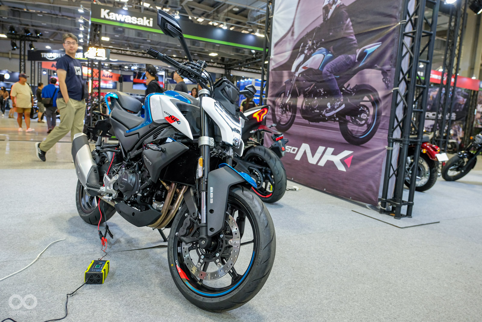 CFMOTO 450NK使用家族化的設計語彙