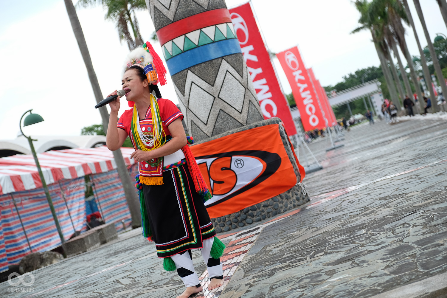 迎接著車友們的是精彩的傳統原民舞蹈與高亢的迎賓曲，為遠道而來的朋友們接風洗塵