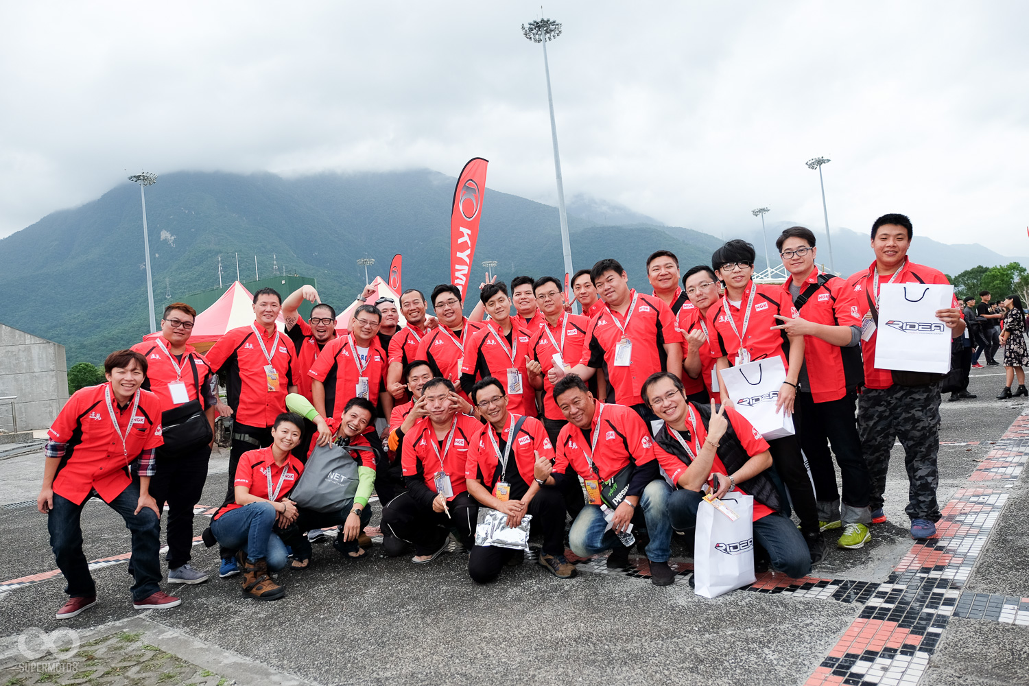 換上2016年大會師的紀念襯衫，拍張留影的大合照當然少不了