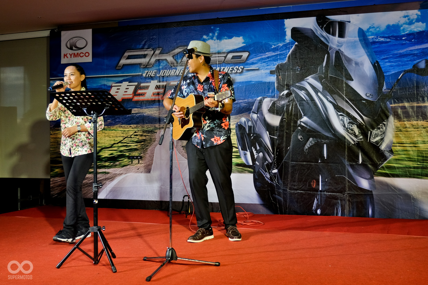 晚宴現場也請到了專業的駐唱歌手,到場獻唱