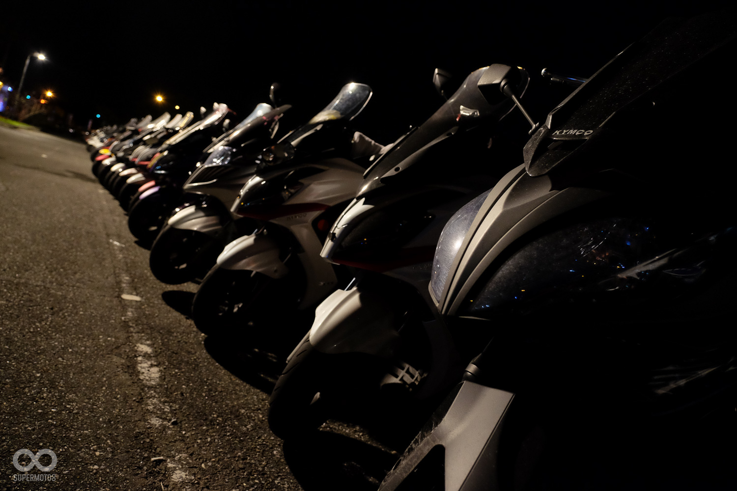 來自台北的車隊，車上一層厚厚的泥水，一路過來並不輕鬆