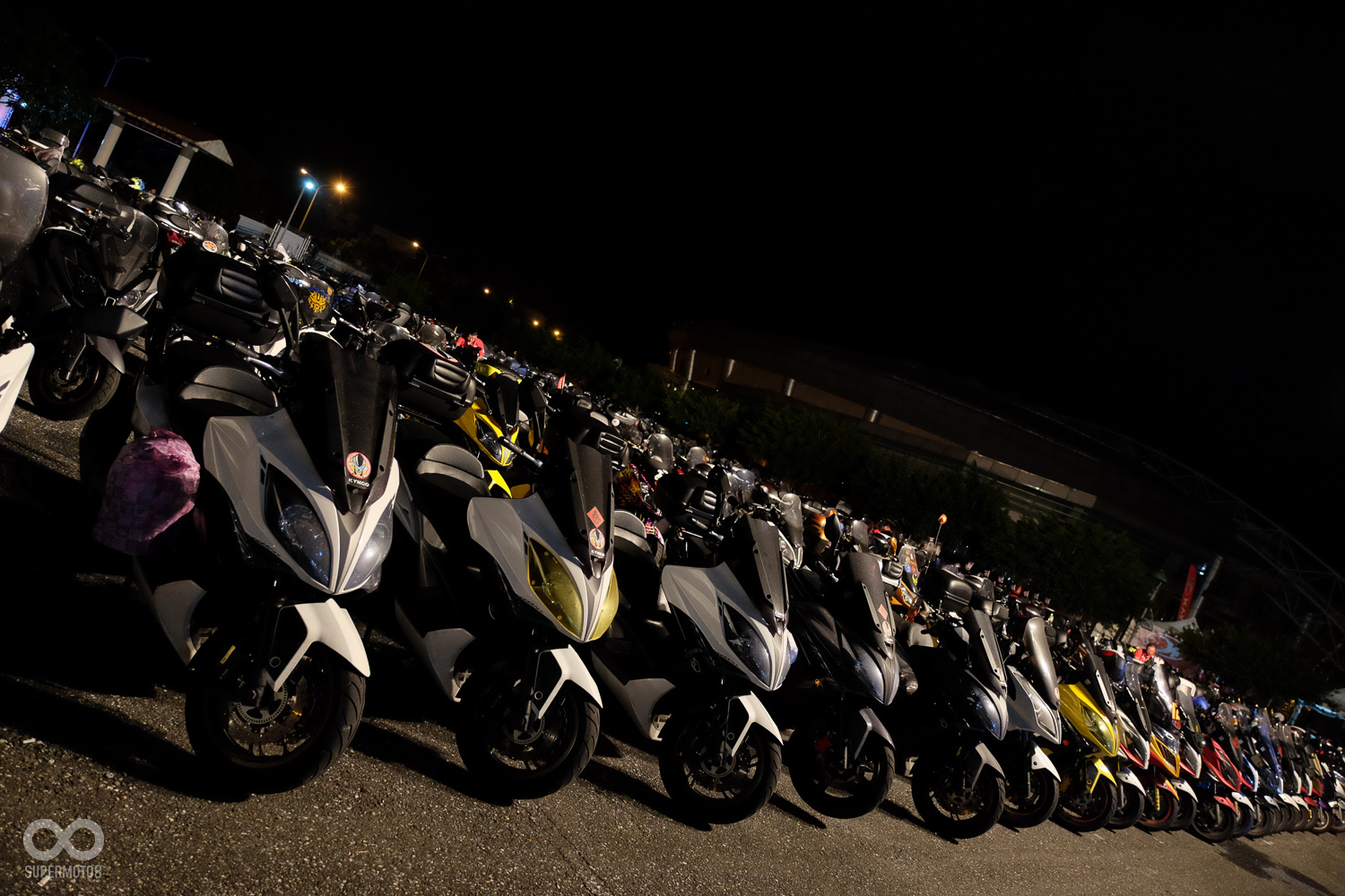 停車場大爆滿，一望無際的車海