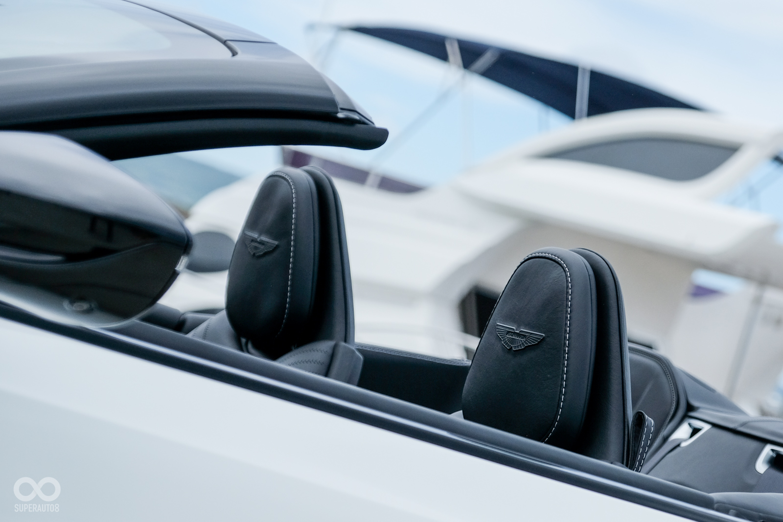 車室維持ASTON MARTIN一貫的高質感,頭枕的LOGO在開棚狀態下更顯耀眼
