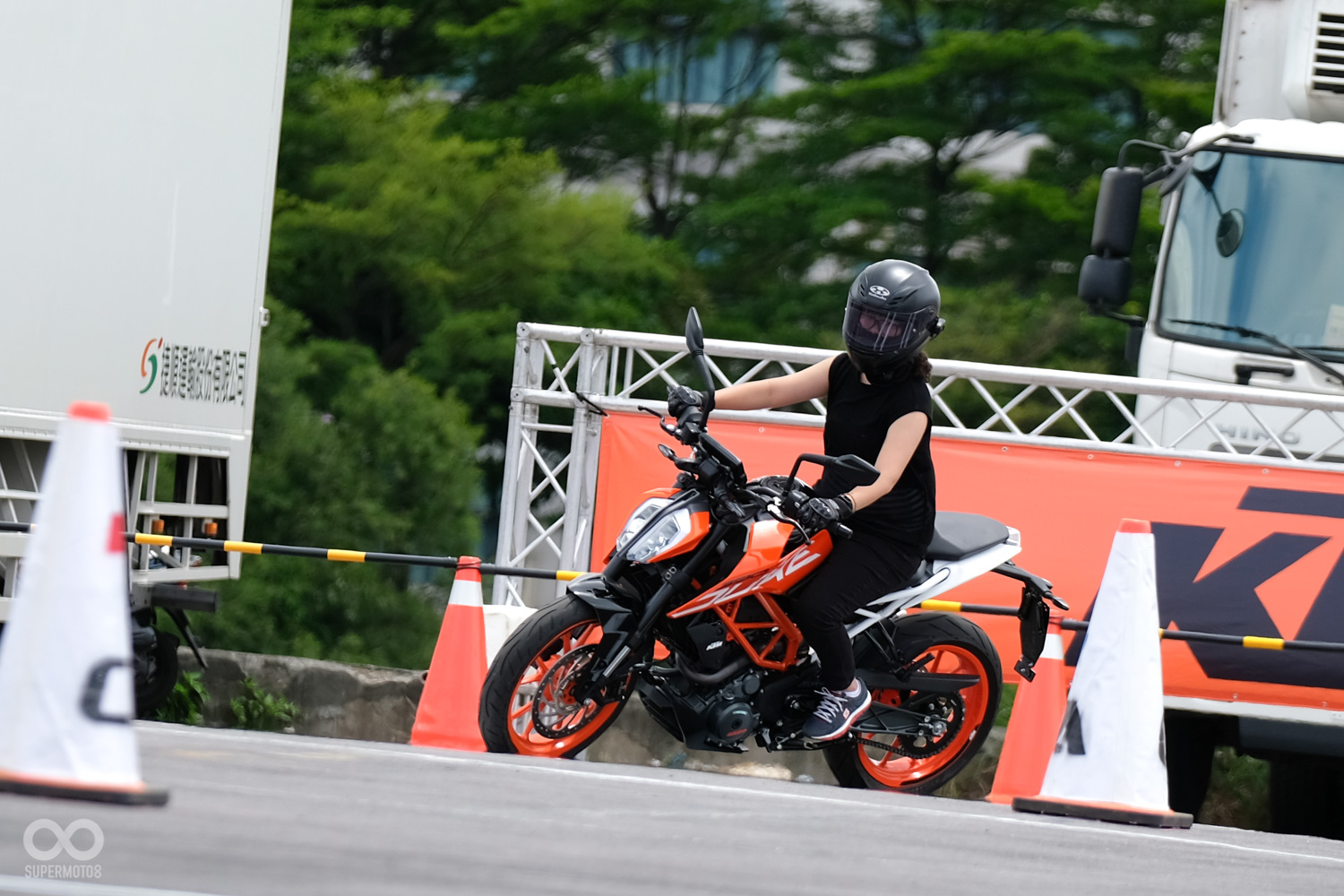 經過幾圈的熟悉就算是身高不足160的女生也能輕鬆上手,盡情享受390DUKE所帶來的樂趣