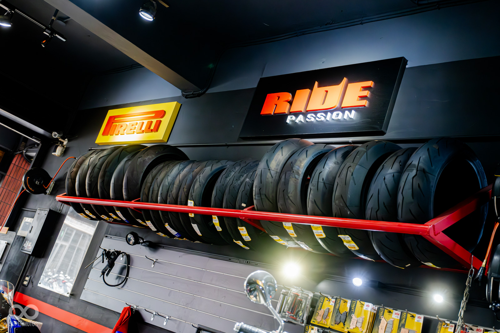 唯特重機除了有保養維修服務外,也是PIRELLI好運車業的輪胎經銷據點之一,現場有豐富的PIRELLI胎款,以及SBS煞車皮等豐富產品可選購