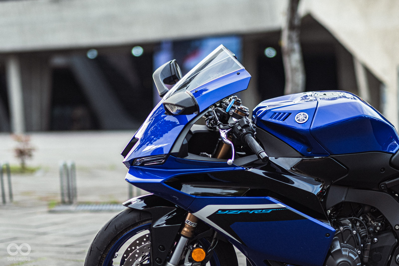 極為相似的線條和戰鬥感十足的開孔設計，側面乍一看真的會以為這是台R1！