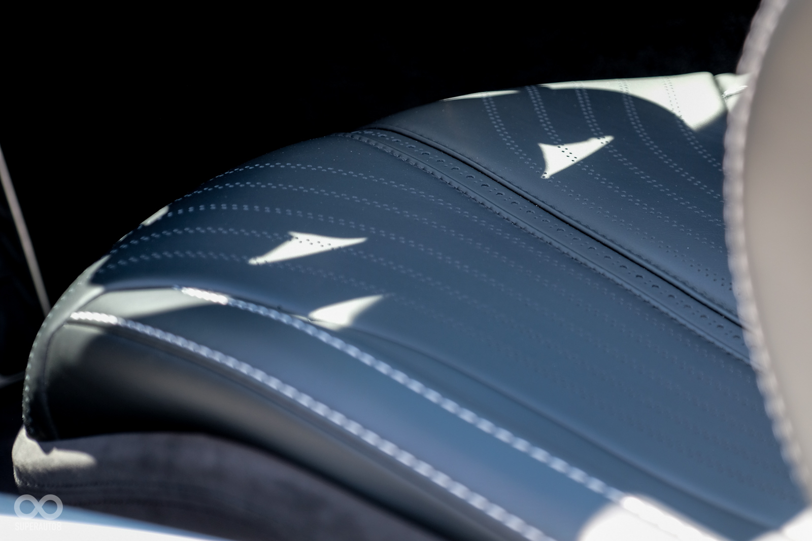 皮椅加入了柔和的線條,讓車艙內部質感提升