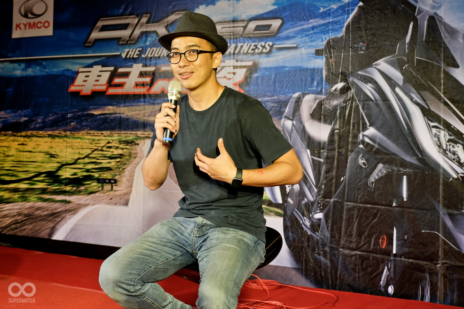 SUPERMOTO8的站長Ben以自身賽道經驗與在場的車友交流心得