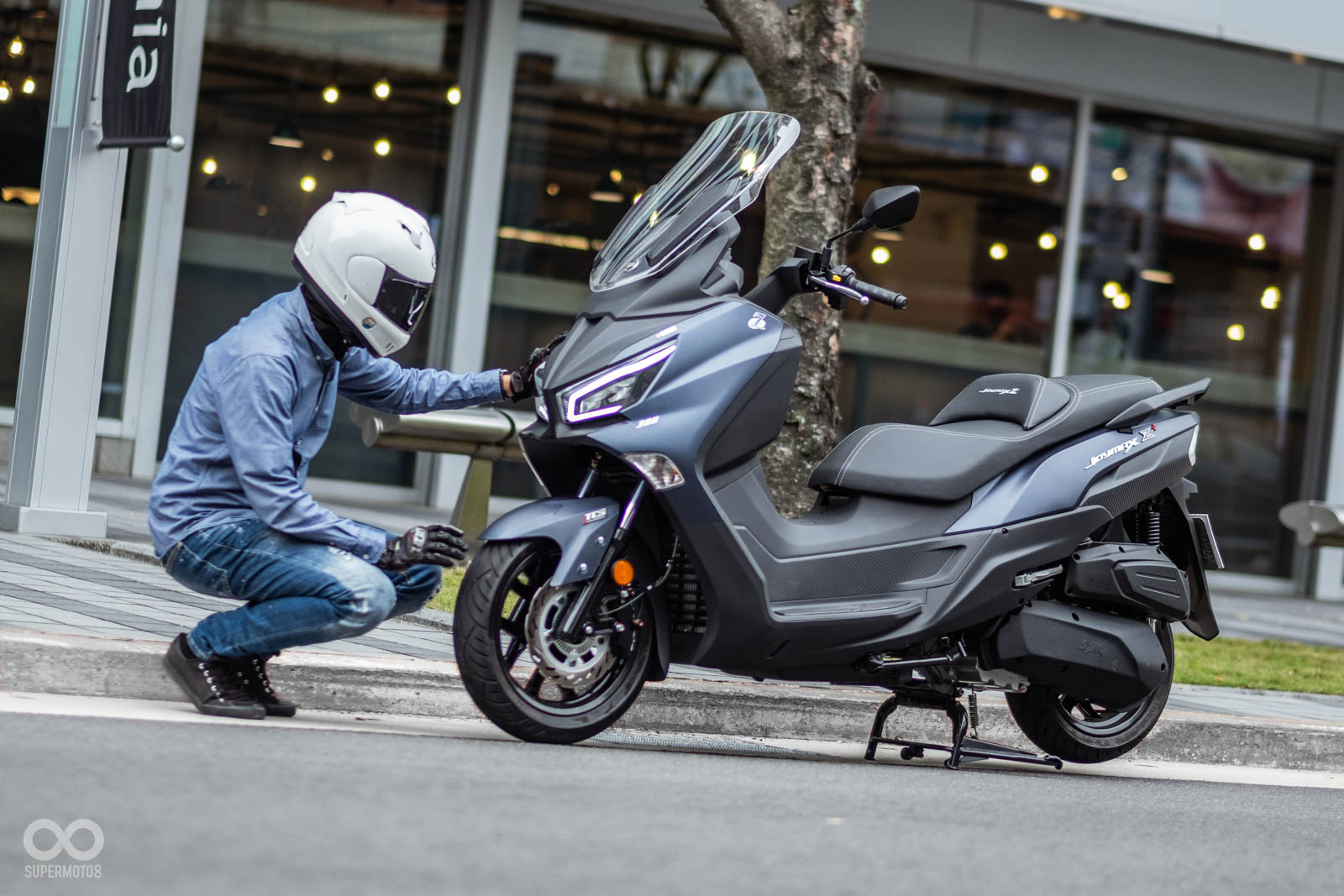 SYM針對JOYMAX Z +的車頭造型重新設計，創造出更有運動、戰鬥感的風格語彙