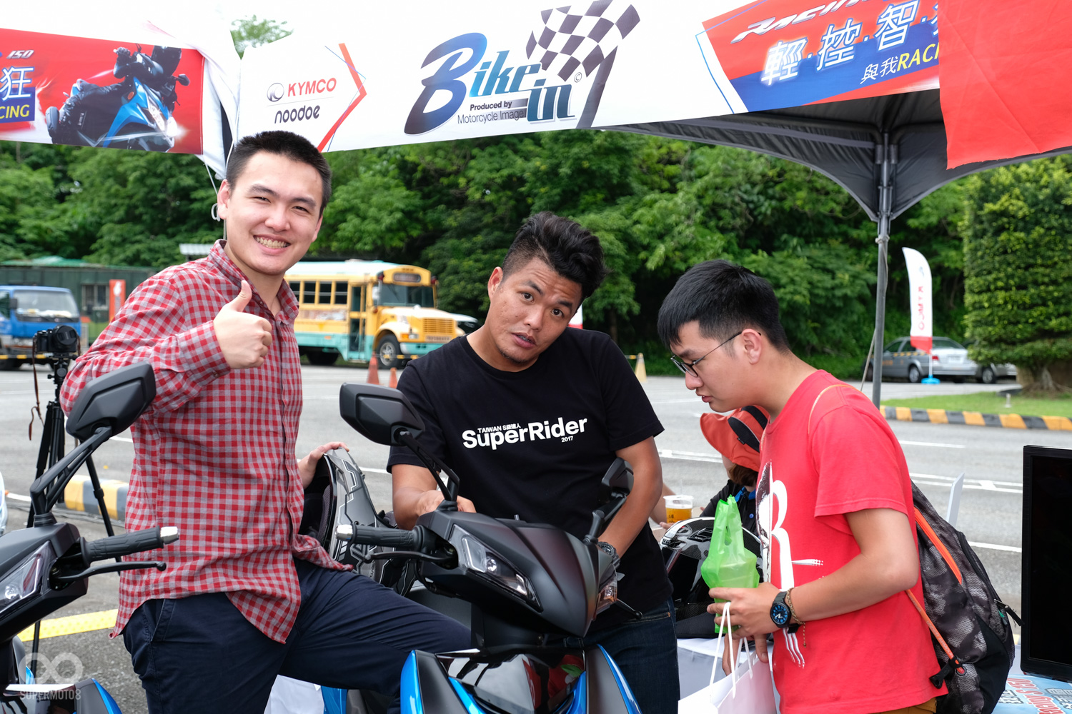 Bike In機車資訊網的站長小三除了帶來專業的試駕影片,現場也舉辦了拍照打卡送貼紙的活動
