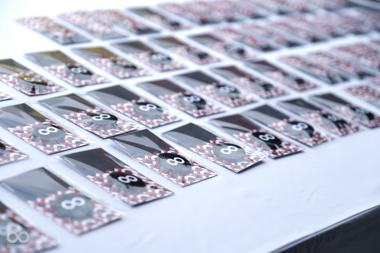 我們除了和現場的車友們聊聊車經,也準備了精美的限量別針供車友們索取