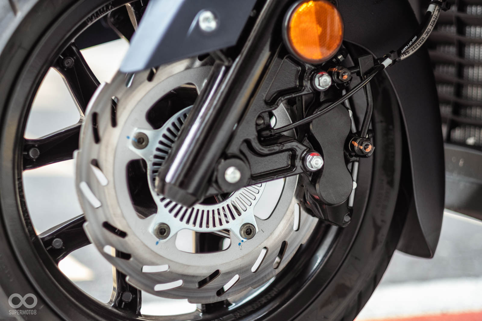 前煞使用對向四活塞卡鉗配260mm固定碟，並有ABS系統