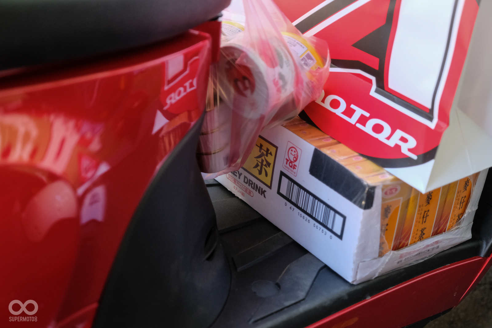 腳踏在放下了一箱鋁箔包飲料之後,還能有著一個拳頭大小的空間,裝載空間相當令人驚艷