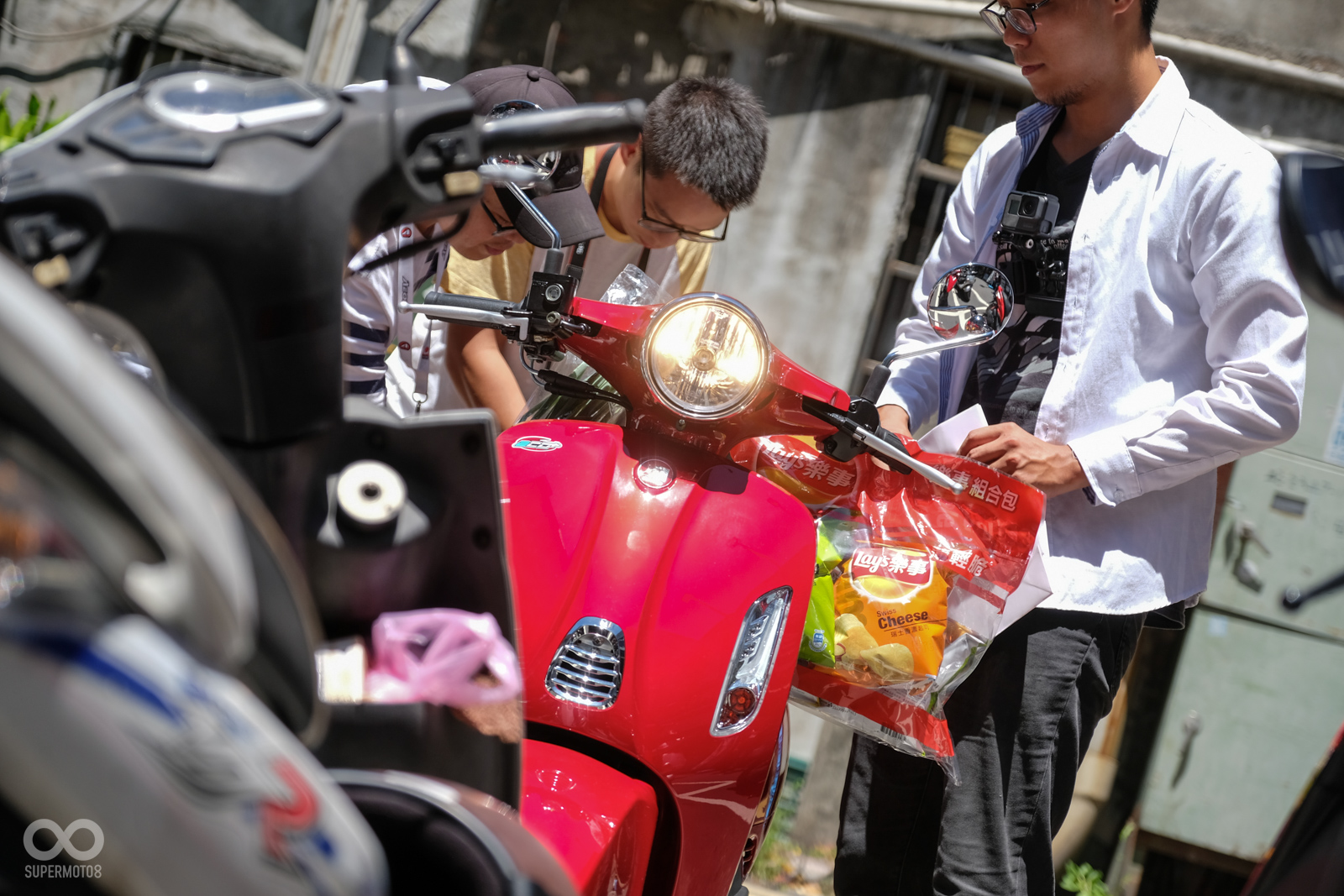 大家都花盡心思在想辦法將商品裝上車