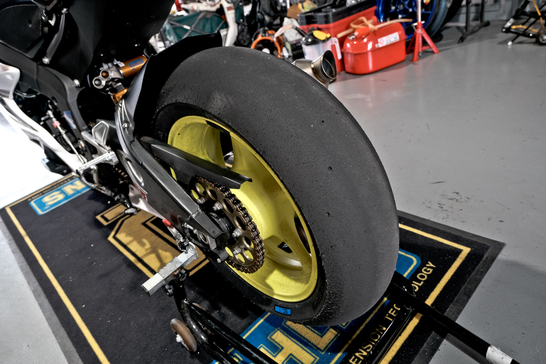 PIRELLI總代理特別準備Superbike SC1光頭胎，供這次破紀錄使用