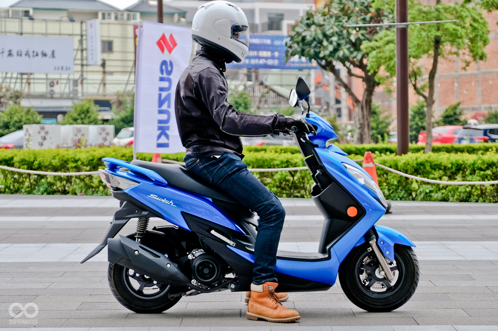 坐高770mm，筆者身高180cm雙腳可輕鬆平放