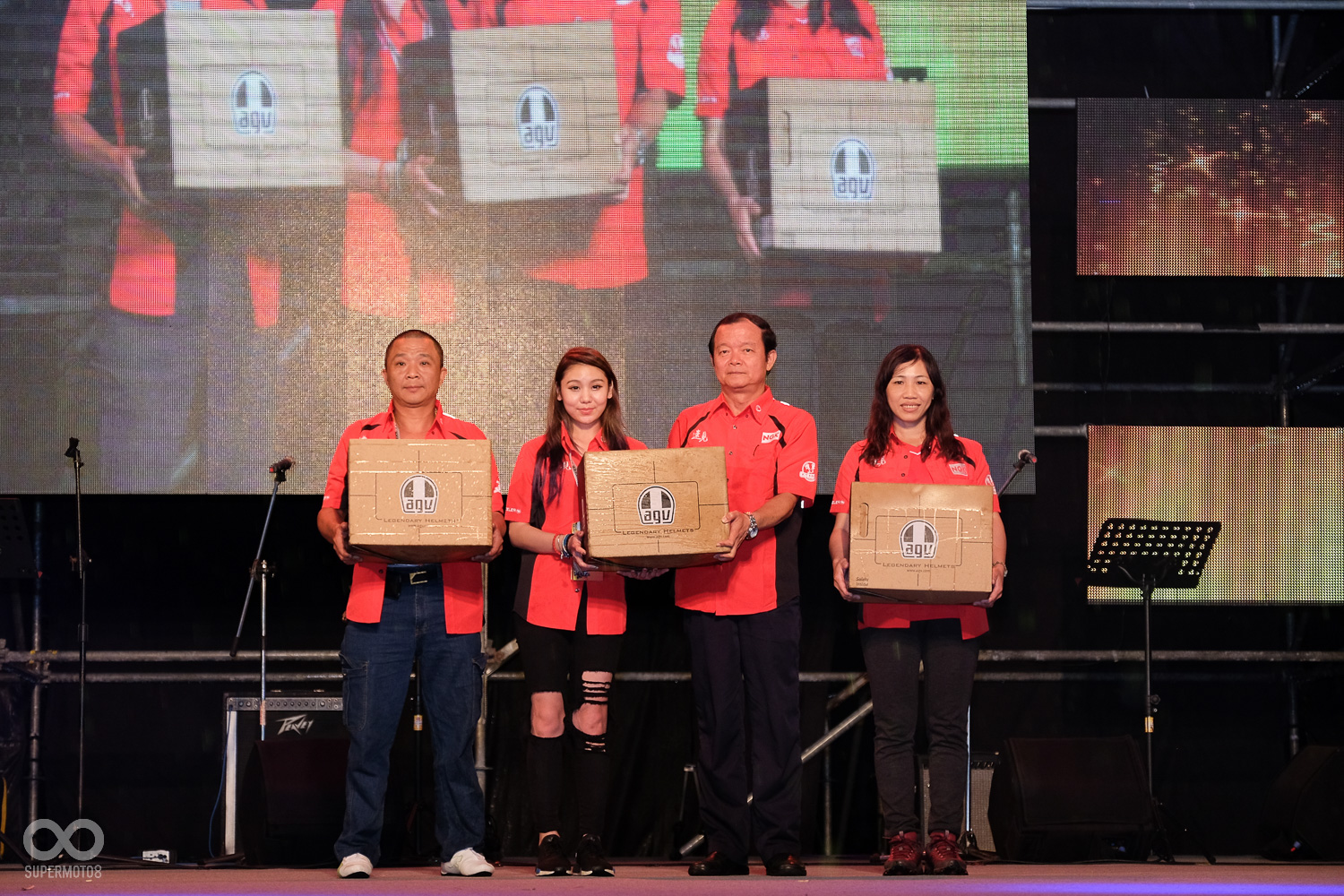 抽出闖關遊戲的大獎，三頂AGV安全帽！