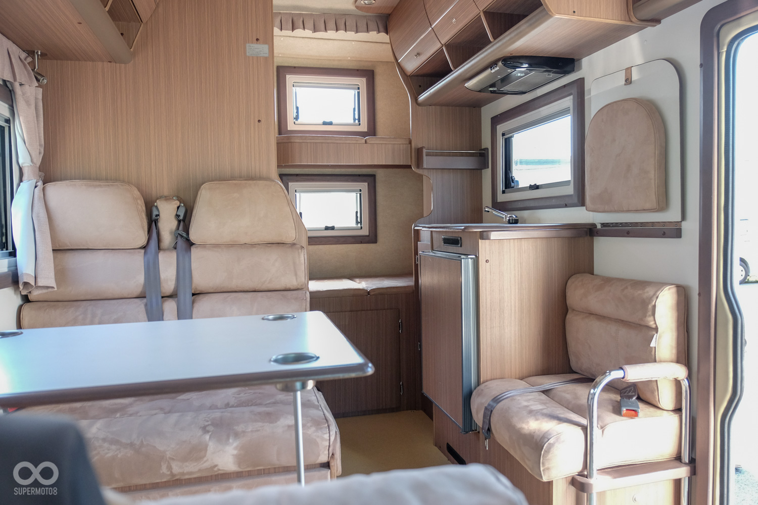 除了機車之外,819的成田國際機場店也引進了在台灣非常罕見的休旅車,最重要的一點是他是自排而且只要普通駕照即可承租,非常適合闔家出遊的旅客