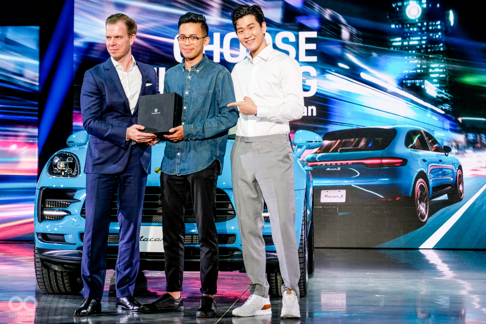 台灣保時捷總裁Mr. Mathias Busse先生和音樂才子周興哲,共同頒獎給「馭望‧由您做組」設計競賽的最高票優勝者