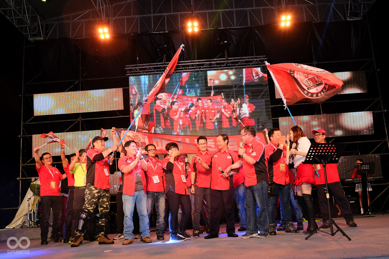 鄧董事長也上台與車友們同樂，最後還開金嗓高歌了一曲