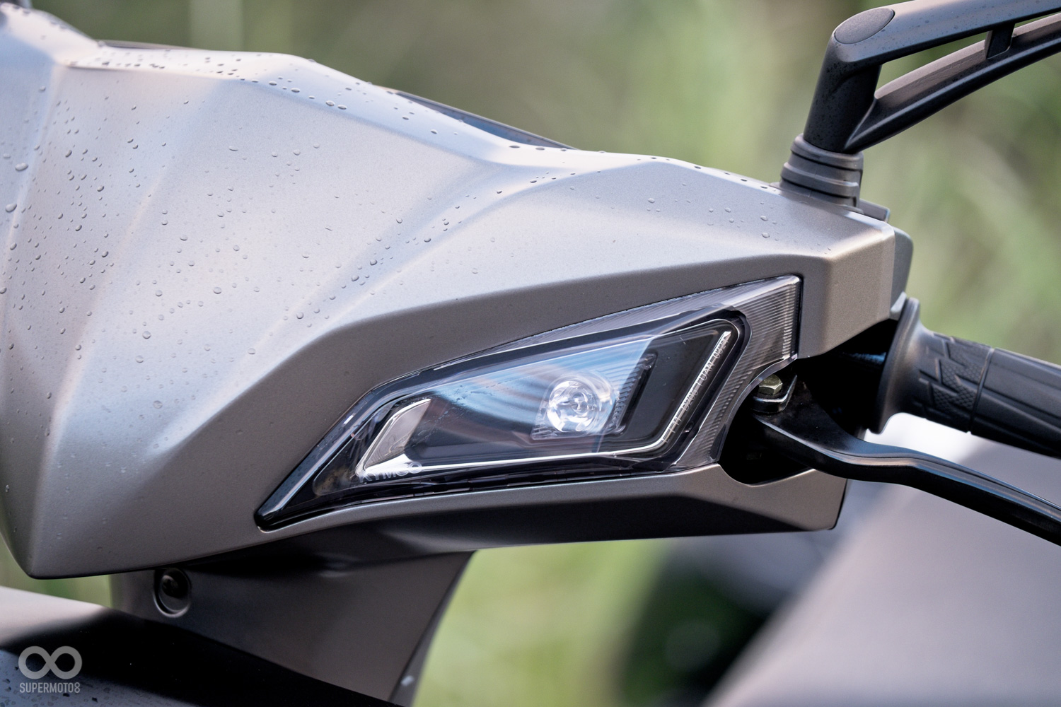 方向燈位於把手蓋兩側,雖沒有日行燈功能,但坊間已有改裝品可供選購