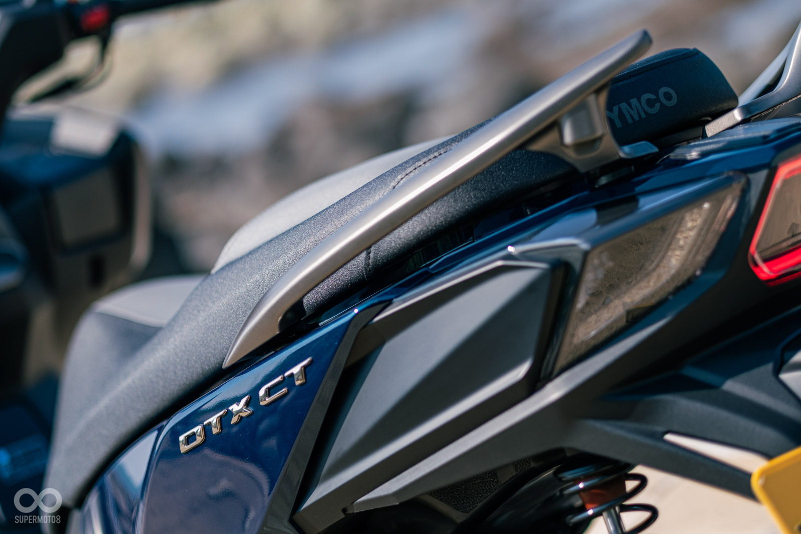 車尾採用烤漆、塑料材質混搭呈現