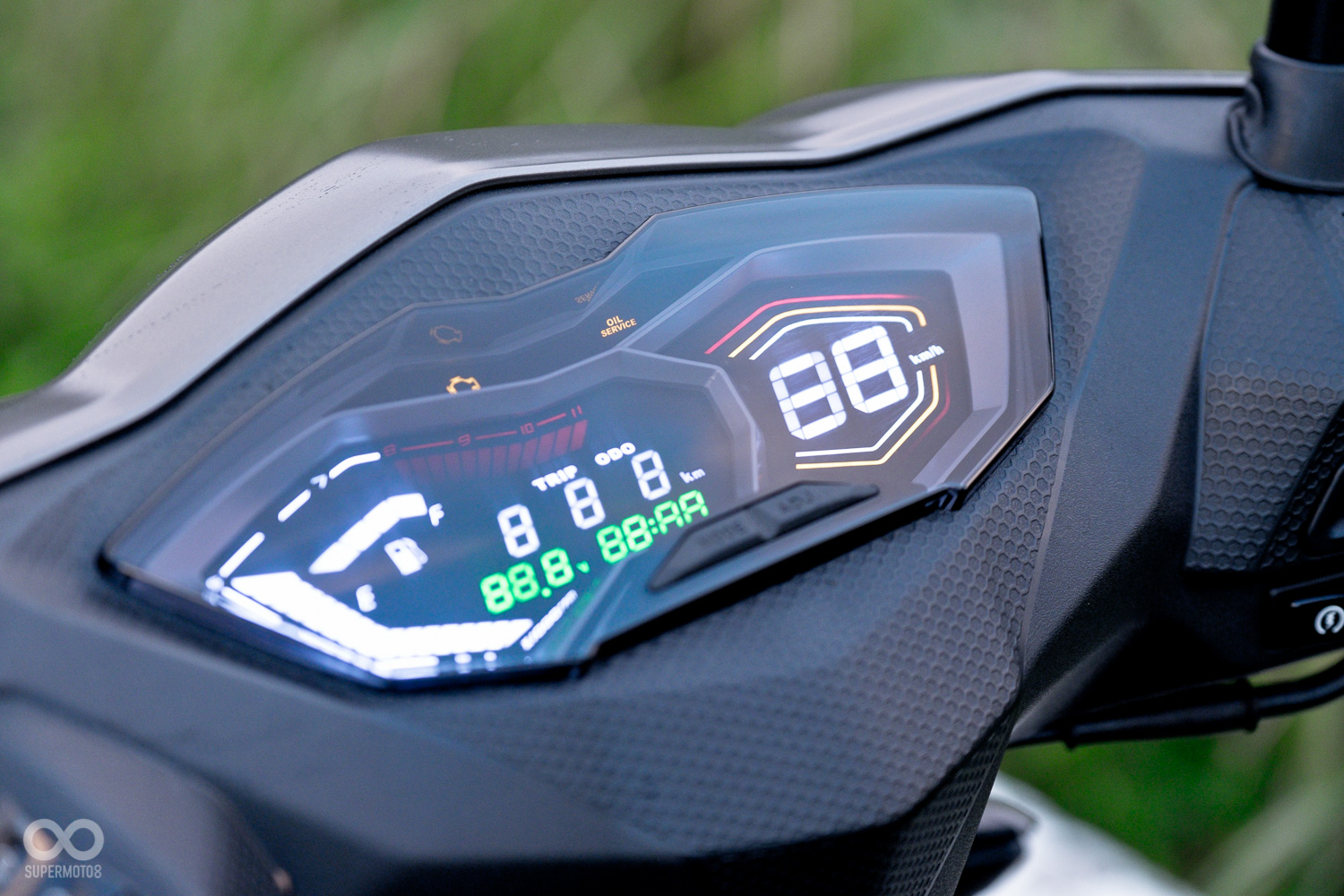 全彩的LED液晶儀表除了科技感十足,更提供,時間、速度、電瓶電壓、區間里程與總里程累計、油量、引擎轉速,全方位資訊顯示