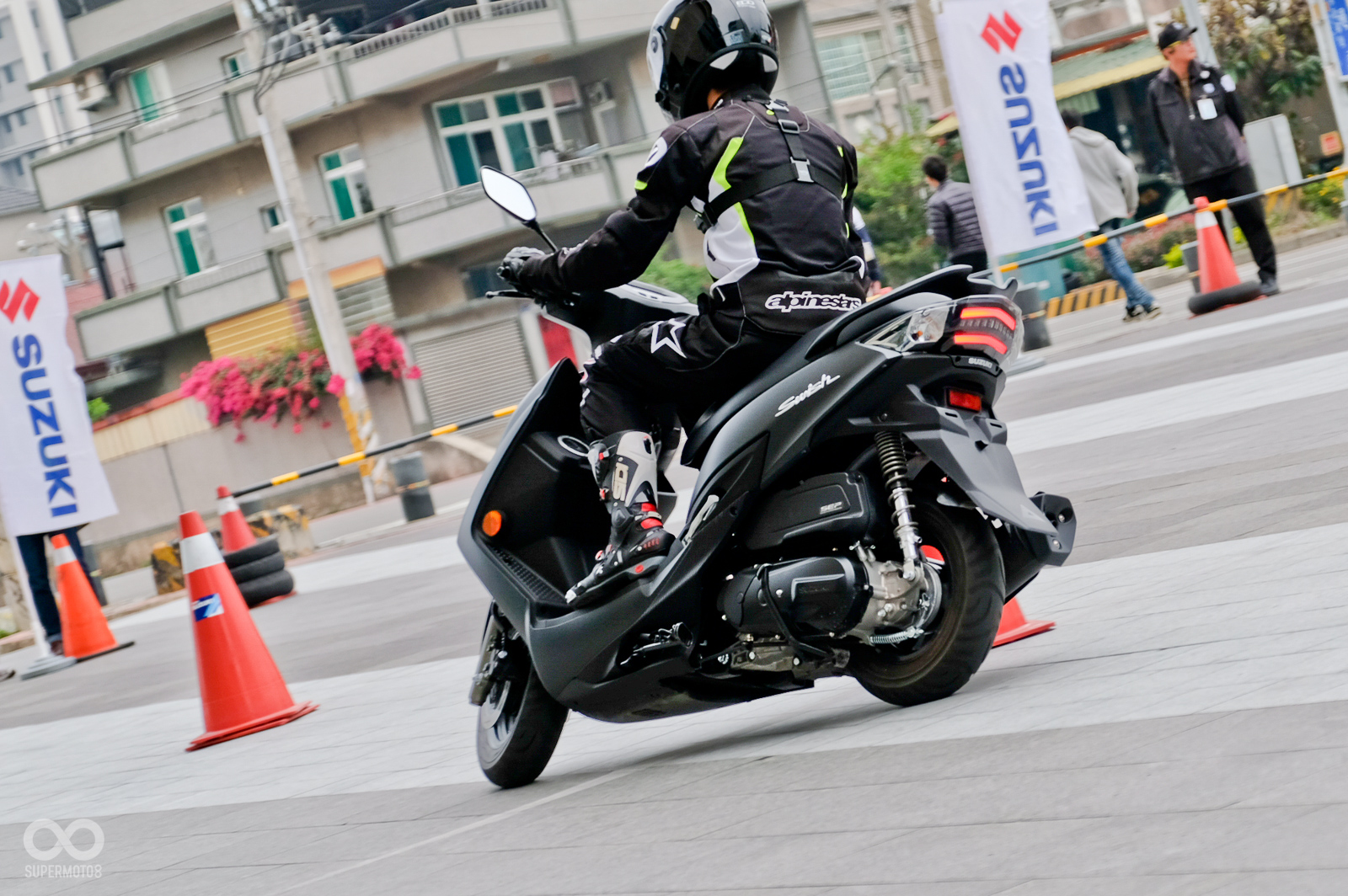 低速轉彎時，SUZUKI SWISH 125 有著靈活的操控性