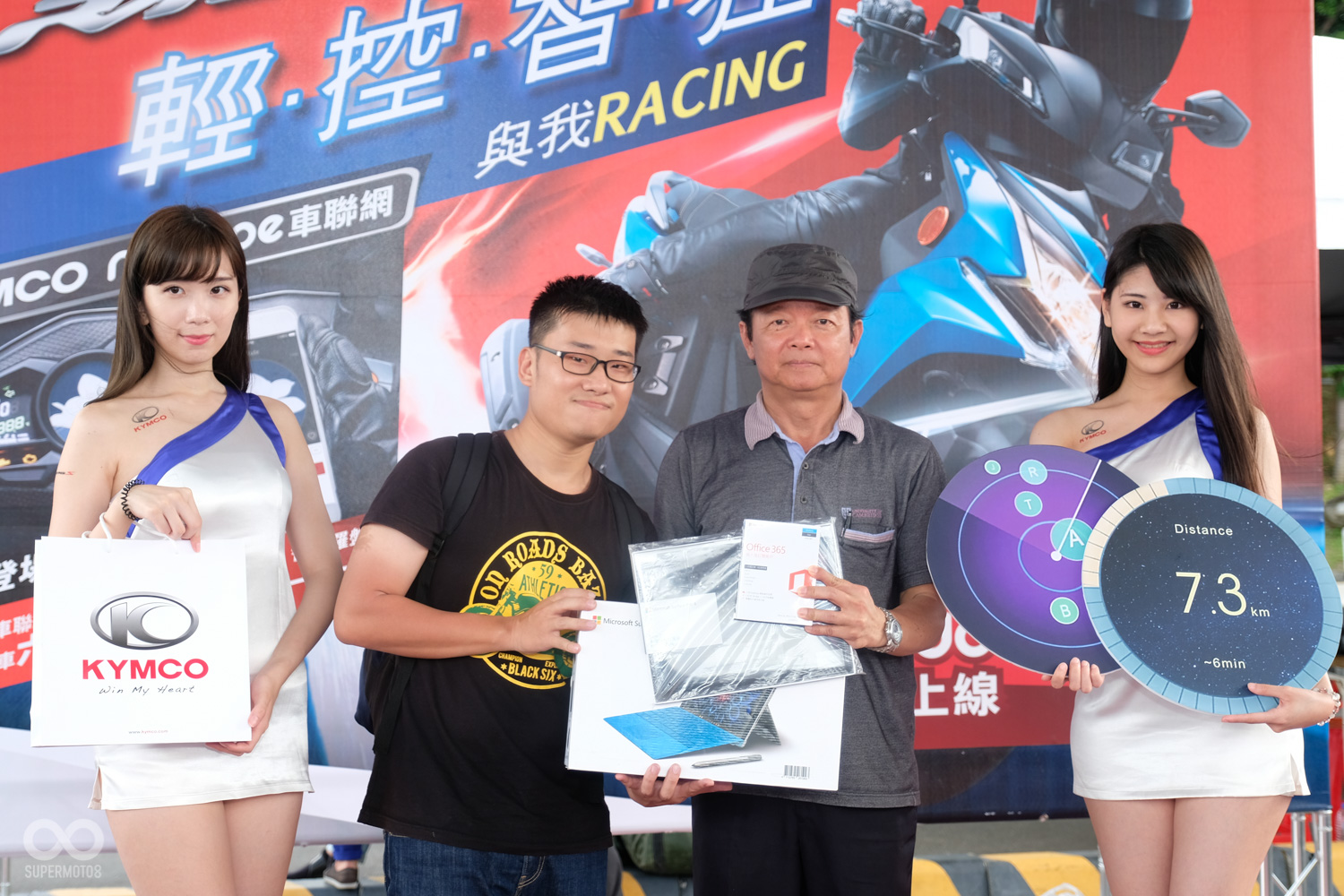 KYMCO官方釋出的最大獎項價值新台幣3萬元的筆電由鄧光基經理負責頒發