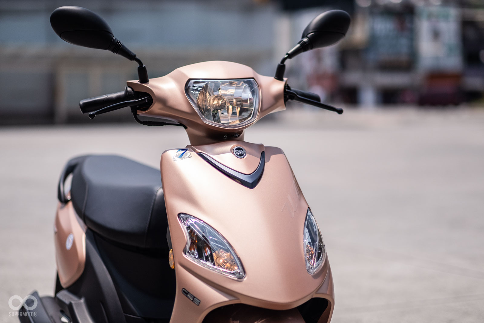 全車燈組都採用鹵素燈泡,維護成本更為經濟實惠