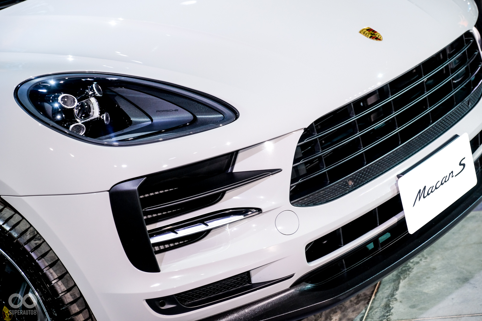 四點式LED日行燈、水箱格柵、左右氣霸讓Macan更有家族跑格風采
