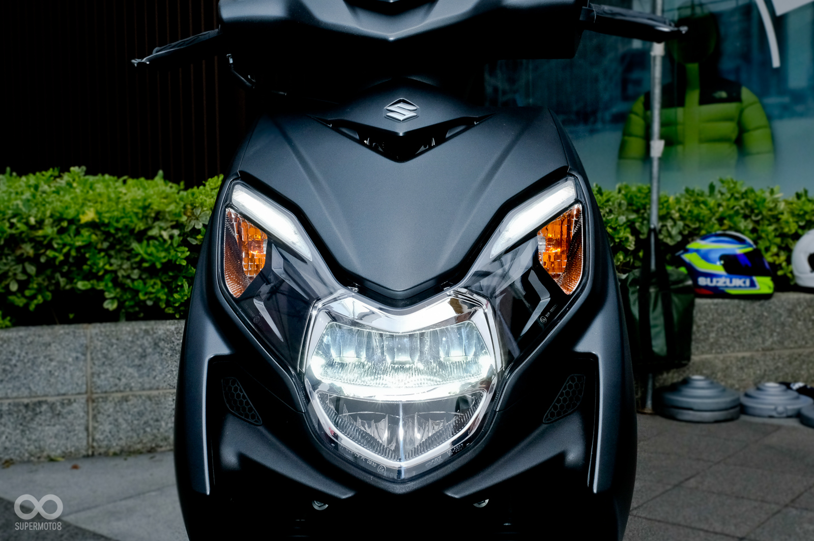 LED貓瞳大燈組與下方的進氣孔呈現出如同老大哥GSX-R1000的戰鬥氣息