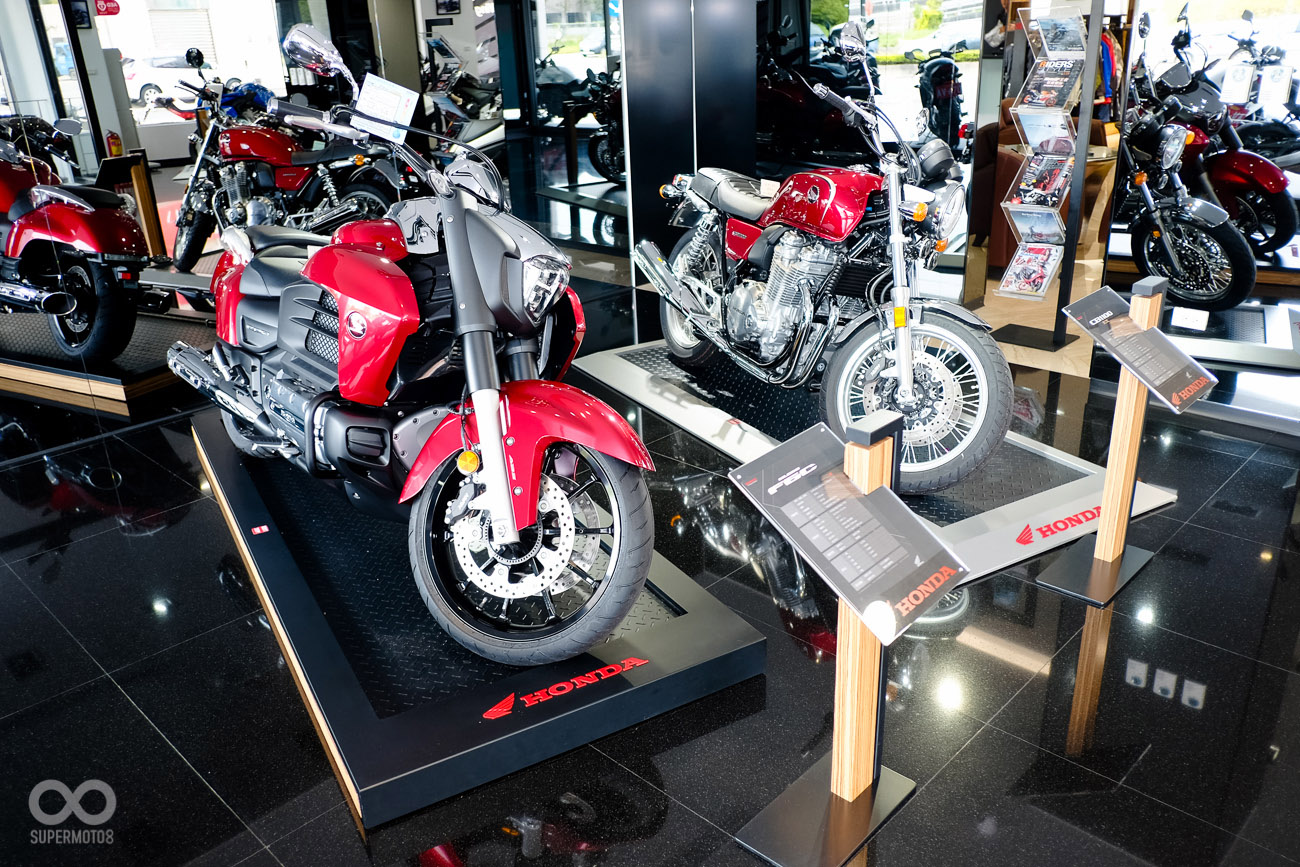 黑色鏡面交織的展間非常精緻,連車輛的展牌都精心設計