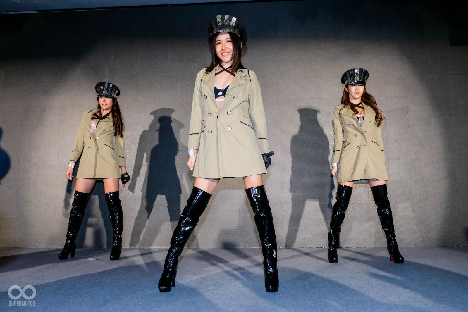 由長官敬酒與熱舞表演炒熱現場氣氛