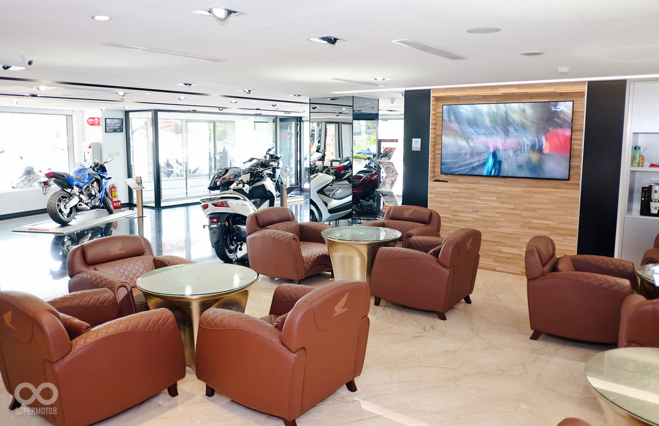 對車主來說最重要的莫過於休憩區域,在一樓設置了休息的座位與大型LED電視,讓車主可以在這小歇片刻