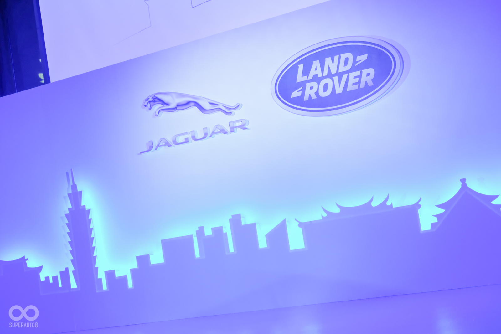 舞台背板除了商標之外,更將台灣地標融入其中