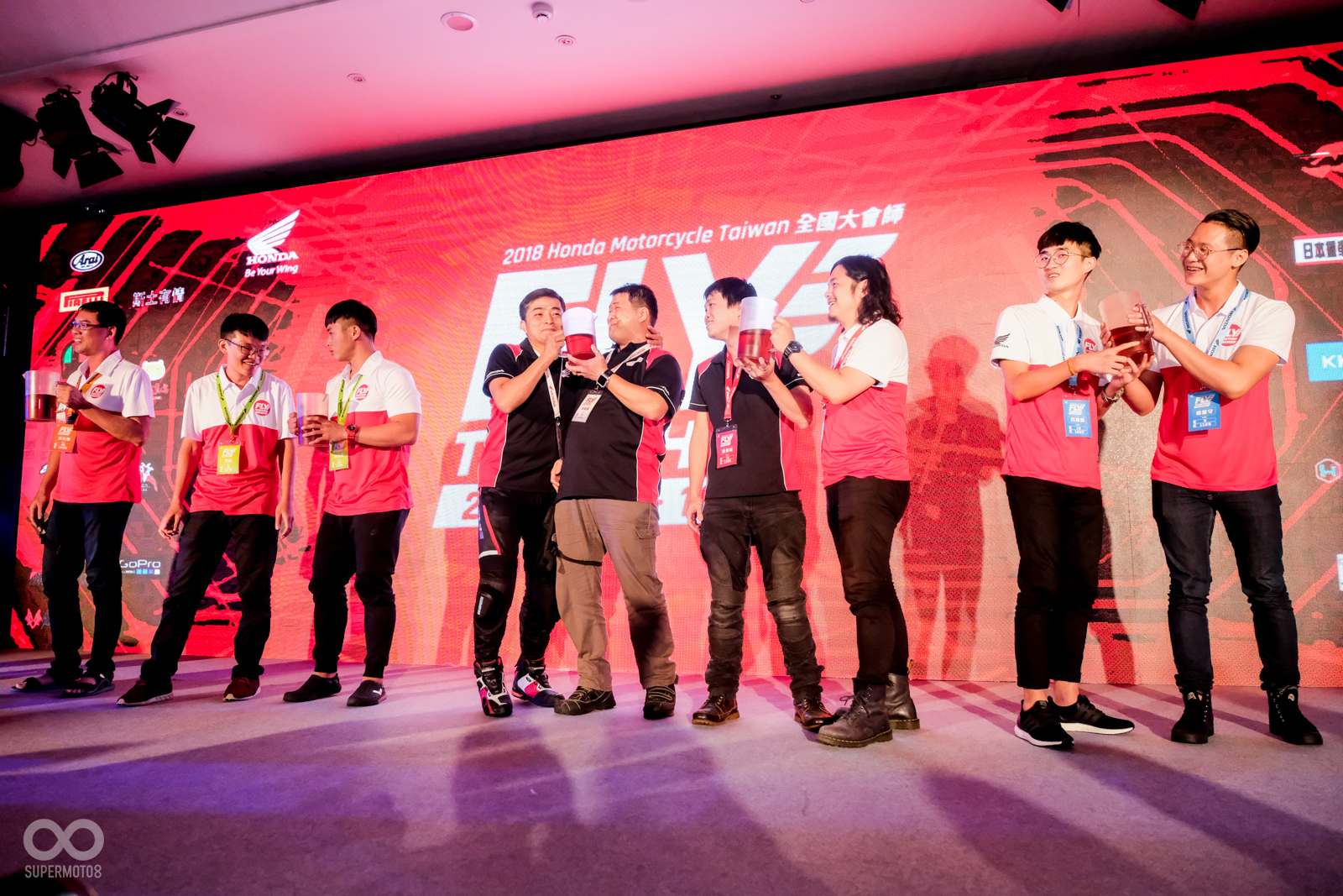 晚宴也舉行喝汽水遊戲，最快喝完的組別可獲得獎品，參加者皆可獲得HONDA背包一個