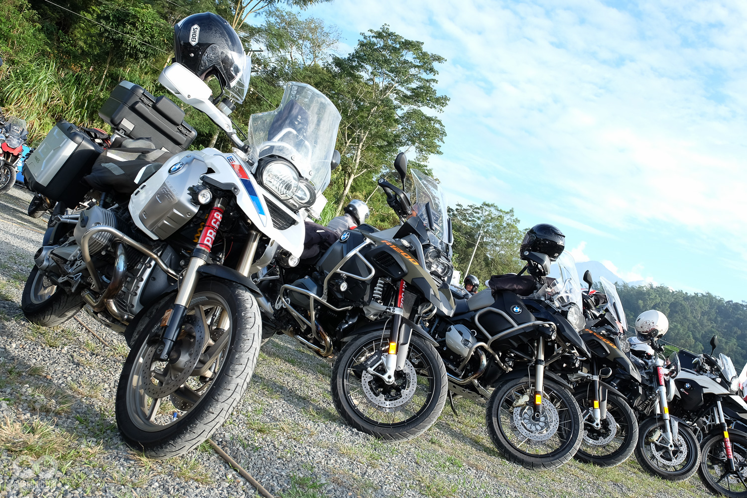 為了讓大家都能玩得盡興，主辦單位有安排接駁車，因此多數車友都將車輛停在飯店停車場，但就算如此還是能看到不少熱血的車友親自驅車前來會場