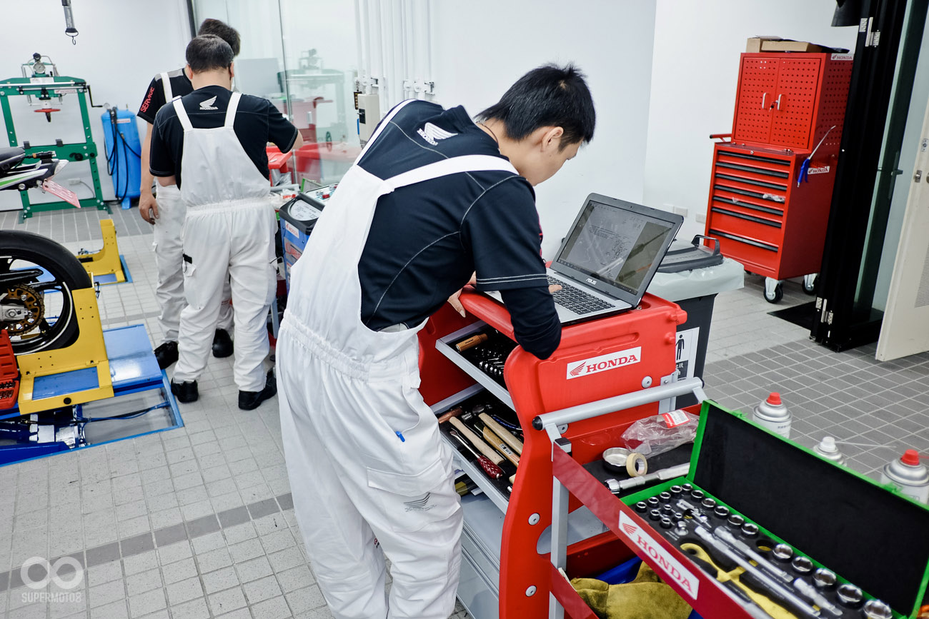 專業的維修人員著整齊的制服為您的愛車服務